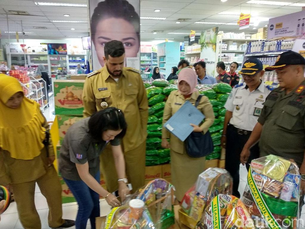 Dinkes Kota Probolinggo Temukan Produk Kedaluwarsa Saat Sidak Mamin Dinkes Kota Probolinggo Temukan Produk Kedaluwarsa Saat Sidak Mamin