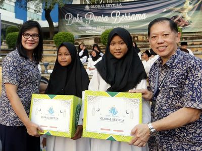 Anak-anak Keluarga Pra-sejahtera Terima Paket Sembako