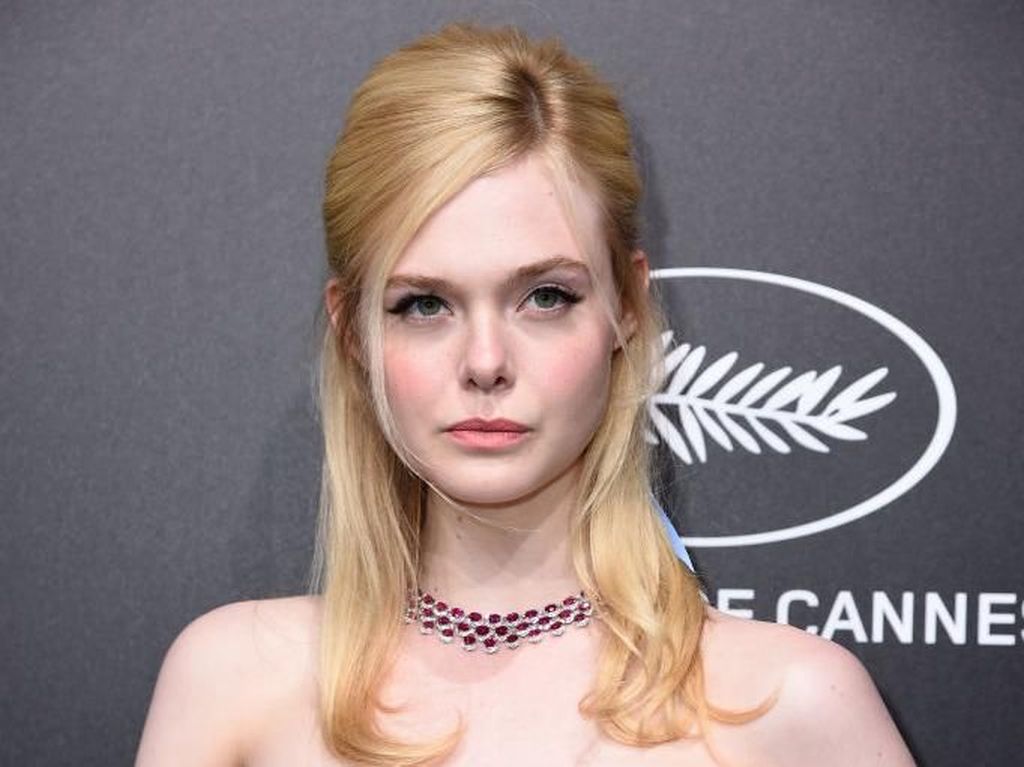 Baju Terlalu Ketat Bikin Aktris Muda Ini Pingsan di Cannes Film Festival Baju Terlalu Ketat Bikin Aktris Muda Ini Pingsan di Cannes Film Festival