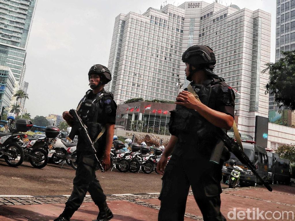 Polisi Jaga Ketat Seputaran Gedung KPU Hingga Bundaran HI Polisi Jaga Ketat Seputaran Gedung KPU Hingga Bundaran HI