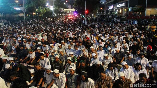 Hingga Magrib, Massa masih Bertahan di Depan Bawaslu