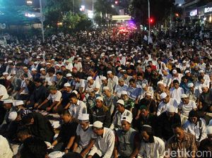 Hingga Magrib, Massa masih Bertahan di Depan Bawaslu