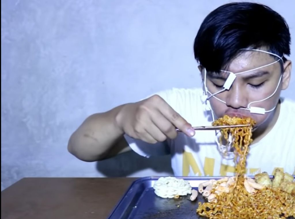 Kocaknya Youtuber yang Mukbang ASMR Low Budget Pakai Headset Kocaknya Youtuber yang Mukbang ASMR Low Budget Pakai Headset