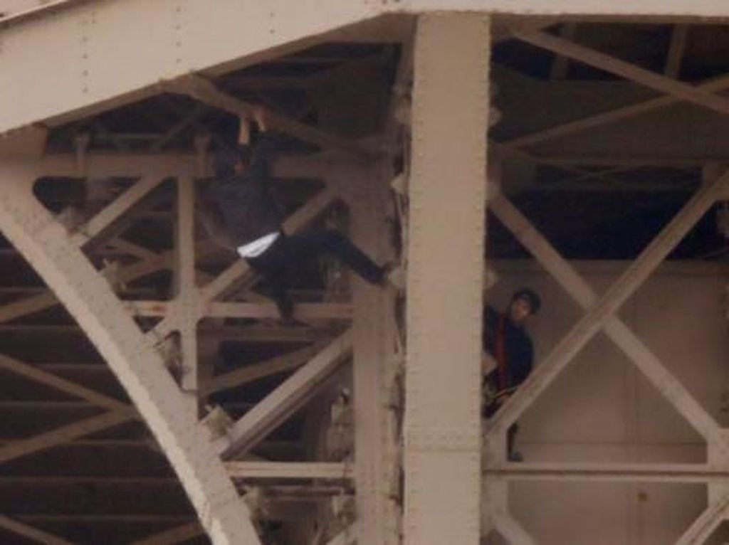 Usai Pemanjat Ditangkap, Menara Eiffel Dibuka Kembali Usai Pemanjat Ditangkap, Menara Eiffel Dibuka Kembali