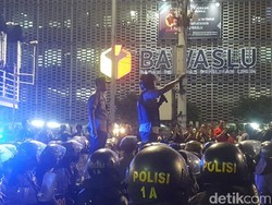 Tarawih Usai, Polisi Minta Massa yang Demo di Depan Bawaslu Bubar