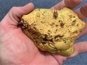 Temukan Bongkahan Emas, 2 Orang Ini Mendadak Tajir