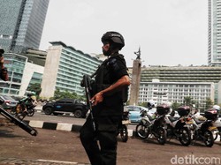 2 Mobil Brimob Dibakar Massa di Slipi