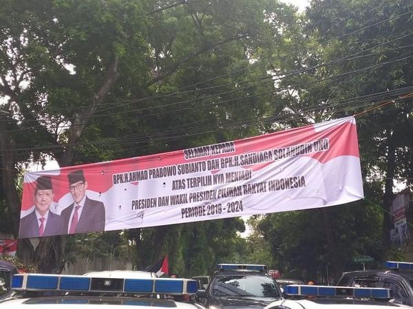 Foto Spanduk-spanduk Ucapan Selamat Prabowo Presiden di Kertanegara