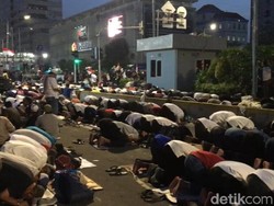 Massa Pendemo Salat Magrib dan Buka Puasa Bersama di Jalan Depan Bawaslu