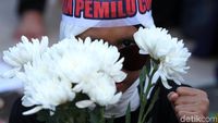 Aksi Emak-emak Bagikan Bunga ke Polisi di Depan Bawaslu