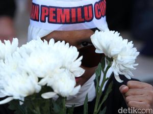 Aksi Emak-emak Bagikan Bunga ke Polisi di Depan Bawaslu