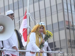 Neno Warisman Orasi di Depan Bawaslu: Emak-emak Siap Menginap?