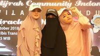 Foto: Beda Gaya Hijab 2 Sahabat, Ummi Pipik dan Mulan Jameela