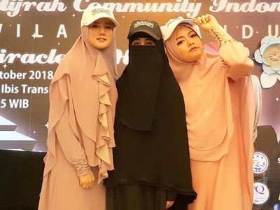 Foto: Beda Gaya Hijab 2 Sahabat, Ummi Pipik dan Mulan Jameela
