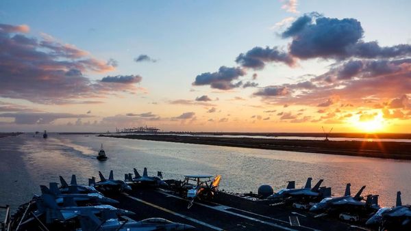 Potret Kapal Induk Nuklir AS Pamer Kekuatan di Laut Arab