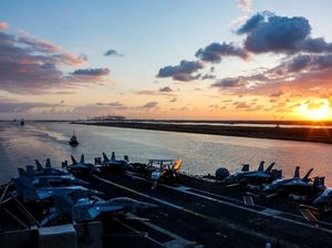 Potret Kapal Induk Nuklir AS Pamer Kekuatan di Laut Arab