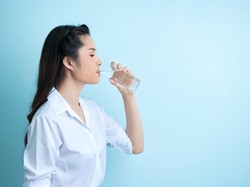 6 Manfaat Minum Air Hangat Sebelum Tidur