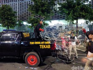 Kawat Barrier di Depan Bawaslu yang Dirusak Diangkut Polisi