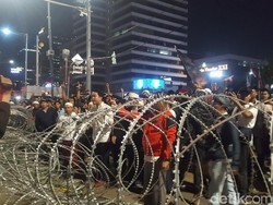 Masih Ada Massa Bertahan di Depan Bawaslu, Teriakkan Yel-yel