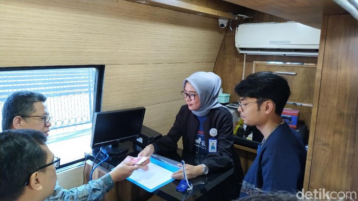 Mobil penukaran duit di Bandung siap melayani mulai serpihan Rp 1 ribu sampai Rp 100 ribu.