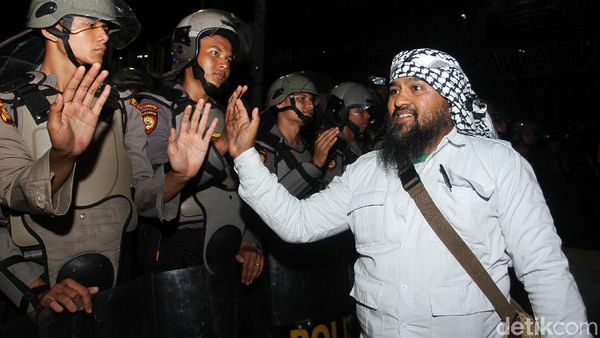 Bersalaman dengan Polisi, Massa Bubarkan Diri