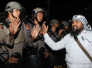 Bersalaman dengan Polisi, Massa Bubarkan Diri