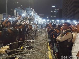Massa Coba Terobos Kawat Berduri di Bawaslu, Polisi Kejar Sejumlah Orang
