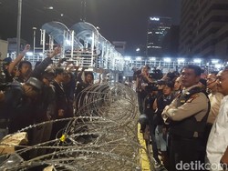 Massa Coba Terobos Kawat Berduri di Bawaslu, Polisi Kejar Sejumlah Orang