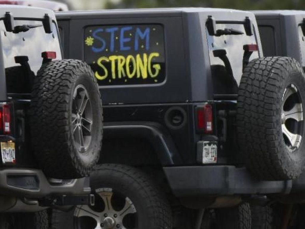 Ratusan Jeep Kenang Siswa Sekolah Korban Penembakan Colorado Ratusan Jeep Kenang Siswa Sekolah Korban Penembakan Colorado