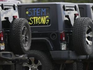 Ratusan Jeep Kenang Siswa Sekolah Korban Penembakan Colorado Ratusan Jeep Kenang Siswa Sekolah Korban Penembakan Colorado