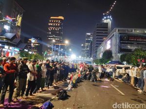 Video Massa Pro Prabowo Bukber dan Salat di Jalan Depan Bawaslu