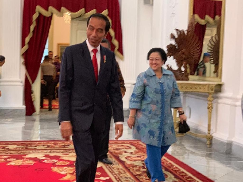 Saling Menyelamati antara Jokowi dan Megawati Saling Menyelamati antara Jokowi dan Megawati