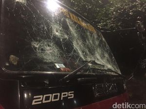 Tak Hanya Membajak, Massa di Slipi juga Rusak Mobil Damkar Tak Hanya Membajak, Massa di Slipi juga Rusak Mobil Damkar