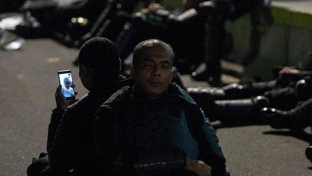 Aksi Polisi Indonesia Menjaga Damai Indonesia