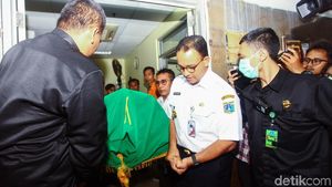Anies Bantu Angkat Keranda Korban Kerusuhan Tanah Abang