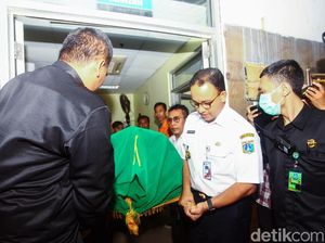 Anies Bantu Angkat Keranda Korban Kerusuhan Tanah Abang