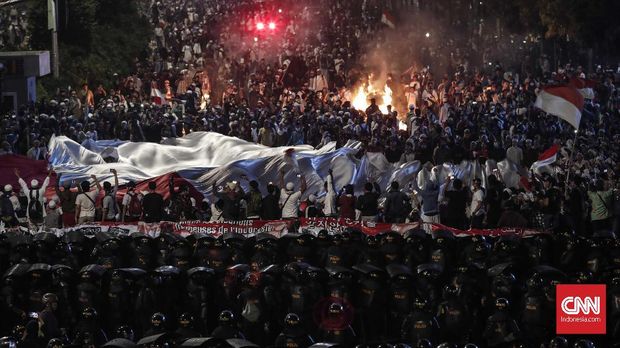Massa pendemo berunjuk rasa menolak hasil rekapitulasi Pilpres 2019 oleh KPU.