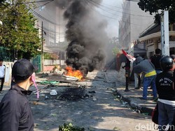 Bahaya Ban Mobil yang Dibakar