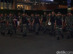 Slipi Masih Rusuh, Personel TNI AD dan Marinir Merapat