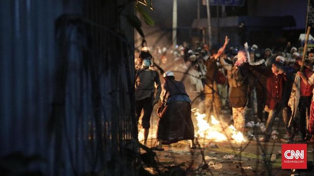 Suasana kericuhan antara demonstran yang menggelar aksi unjuk rasa dengan aparat kepolisian yang berjaga di sekitar kawasan gedung Bawaslu, Jakarta, Rabu (22/5/2019).