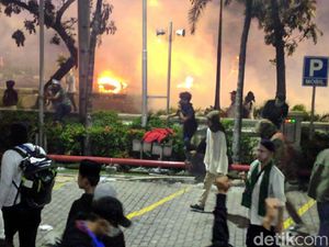 Massa Masih Lemparkan Batu ke Arah Polisi di Bawaslu Massa Masih Lemparkan Batu ke Arah Polisi di Bawaslu