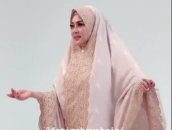 Syahrini Rilis Mukena Lebaran Pakai Emas 24 Karat, Berapa Harganya?