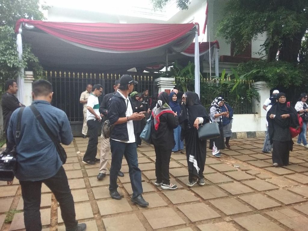 Massa Pro Prabowo Mulai Berdatangan ke Kertanegara Massa Pro Prabowo Mulai Berdatangan ke Kertanegara