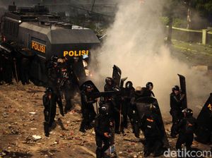 Polisi Pukul Mundur Massa di Depan Bawaslu Polisi Pukul Mundur Massa di Depan Bawaslu
