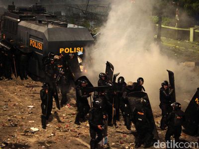 Polisi Pukul Mundur Massa di Depan Bawaslu