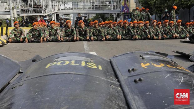 Aparat TNI AD dan TNI AU diperbantukan menjaga massa Aksi 22 Mei di depan Bawaslu, Jakarta, Rabu (22/5).