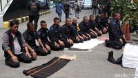 Momen Brimob Salat Berjamaah di Tengah Pengamanan Aksi 22 Mei
