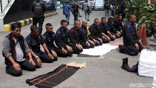 Momen Brimob Salat Berjamaah di Tengah Pengamanan Aksi 22 Mei
