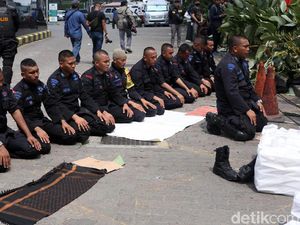 Momen Brimob Salat Berjamaah di Tengah Pengamanan Aksi 22 Mei