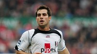Bek Amerikat Serikat, Carlos Bocanegra, pertama kali bermain di Inggris pada 2004 bersama Fulham. Dia jadi salah satu pemain AS terbaik yang pernah merumput di Premier League. (Matthew Lewis/Getty Images)